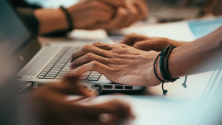 Jak zrobić mikroanimacje przy scrollowaniu strony w stylu Framer i Webflow?